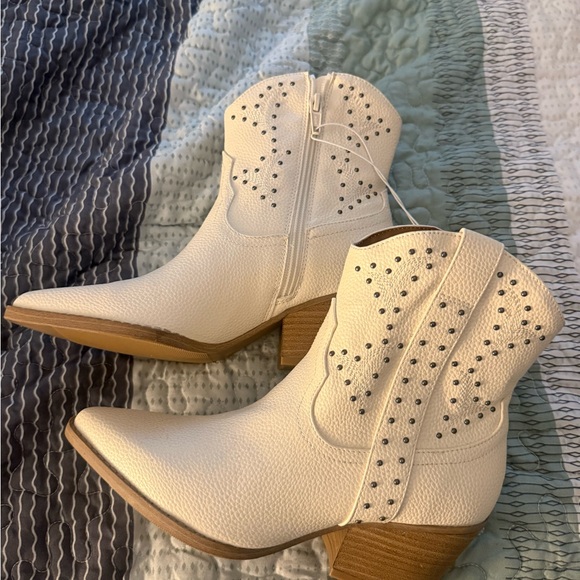 Universal Thread White Ankle Cowboy Booties - Picture 3 of 7